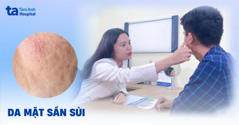 Trẻ em khám phá cấu trúc vỏ cây sần sùi bằng xúc giác